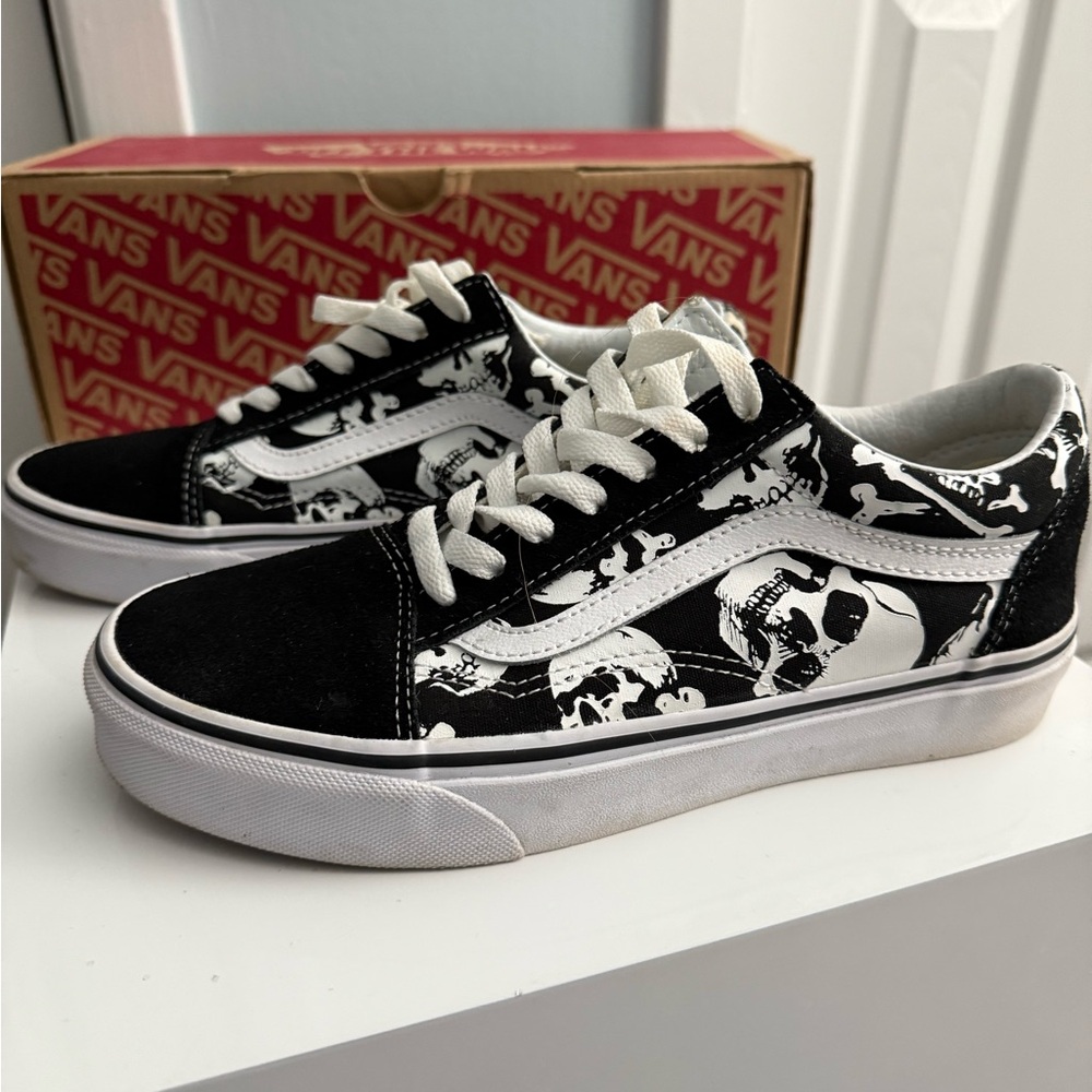 Vans Women’s Black and White Skulls Sneakers Size 7